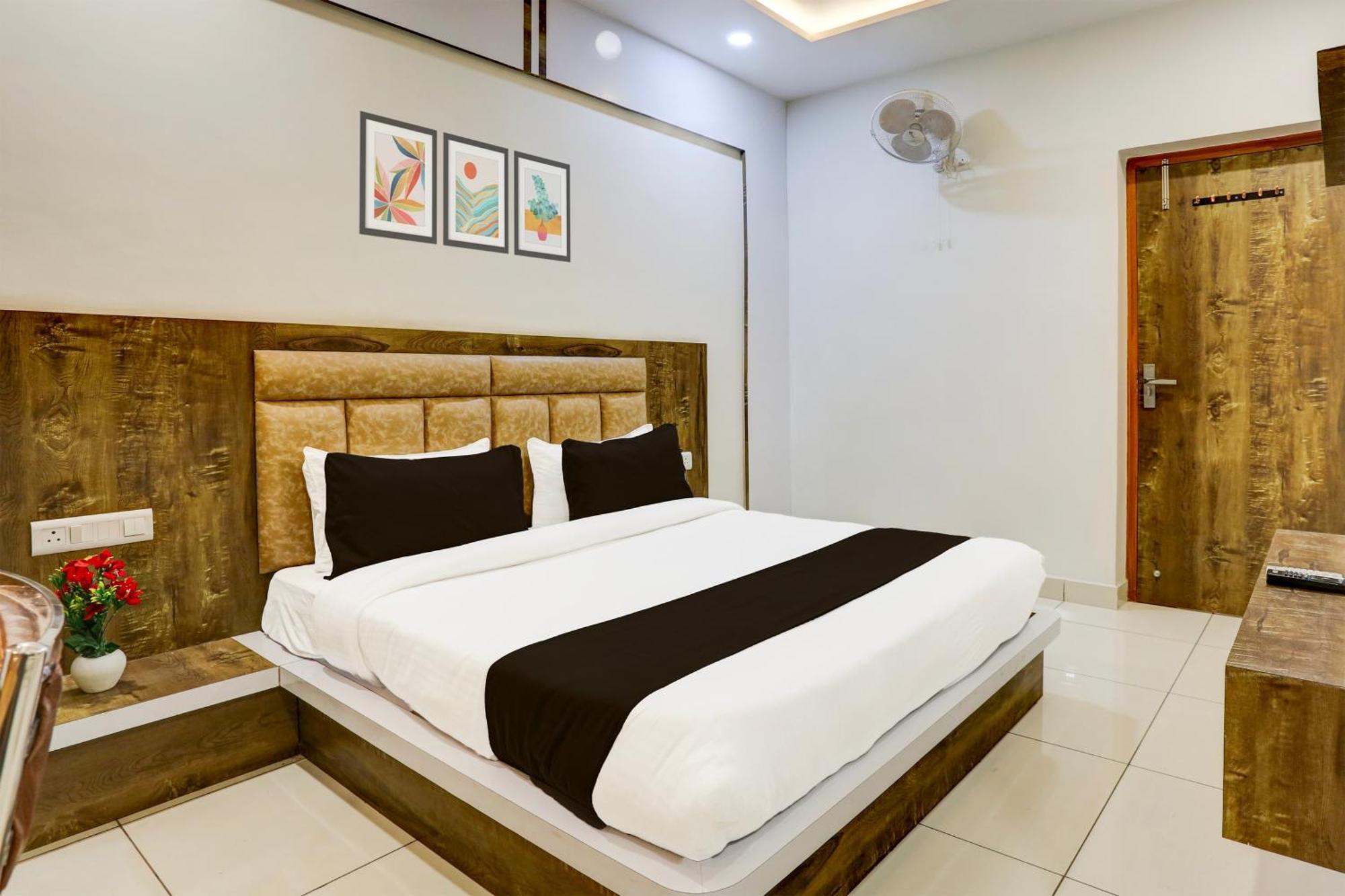 Super Townhouse Model Town Rohtak Formerly Hotel Tathastu المظهر الخارجي الصورة