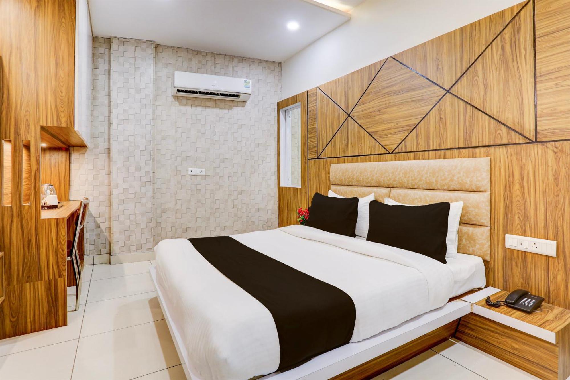 Super Townhouse Model Town Rohtak Formerly Hotel Tathastu المظهر الخارجي الصورة